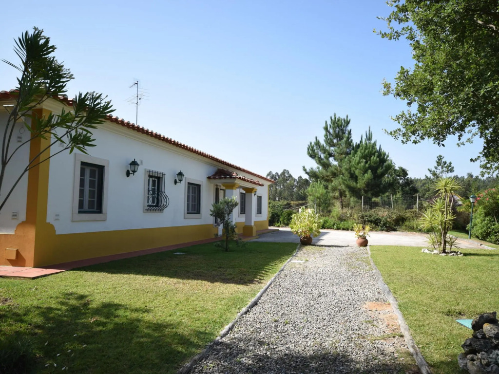 Luxurious Villa in Caldas da Rainha with Swimming Pool