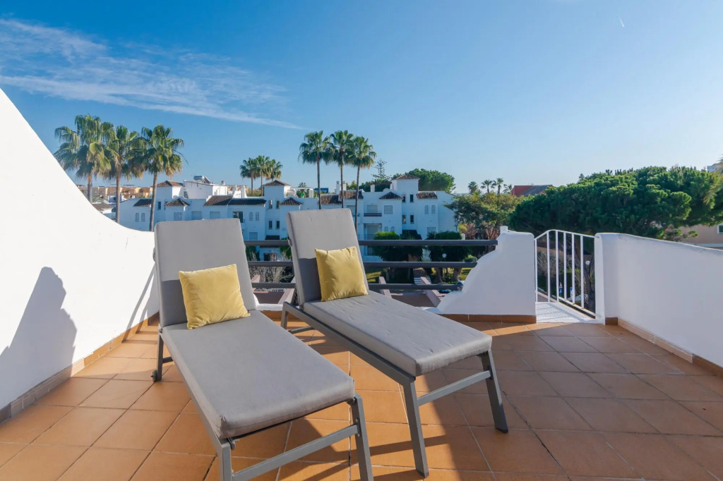 11226 - Modern beach side duplex penthouse.