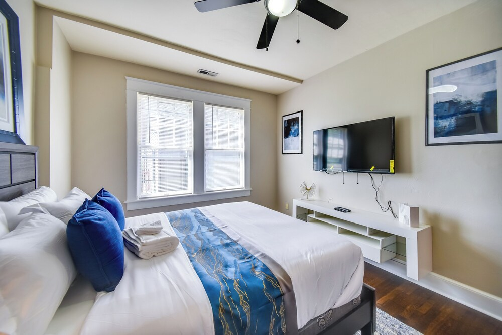 Modern Portsmouth Apartment: Walk to Norfolk Ferry