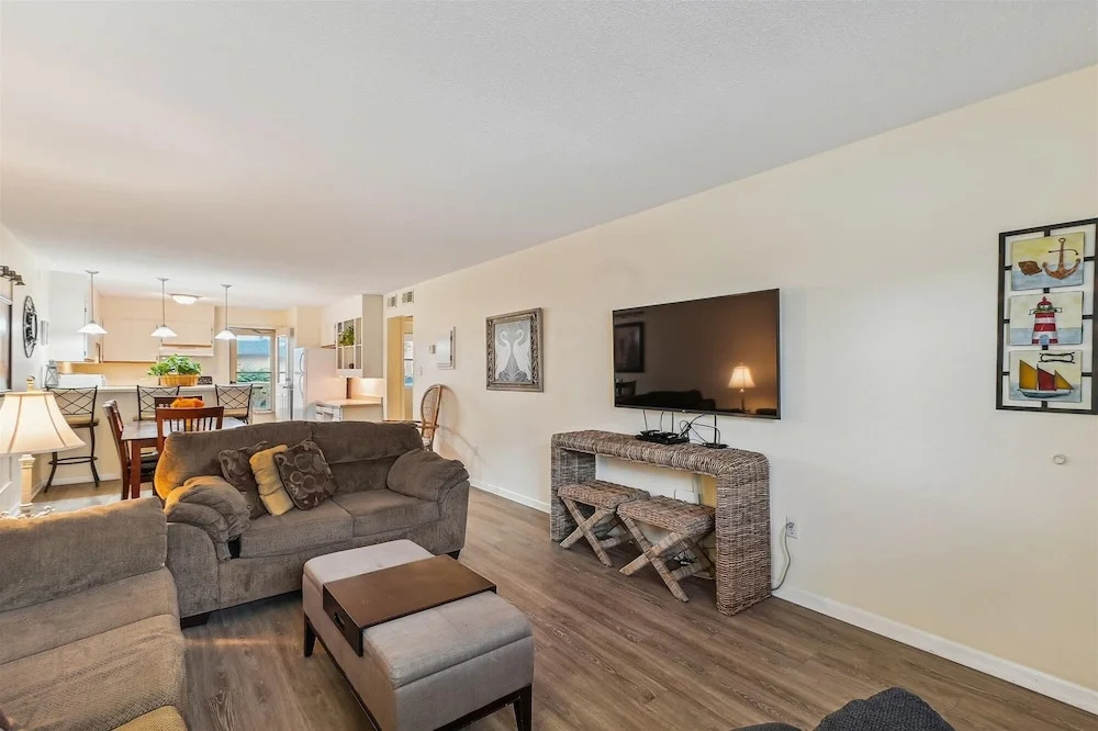 Venus 219 - 2nd Floor 1 BR on Okaloosa Island with easy beach access by RedAwning