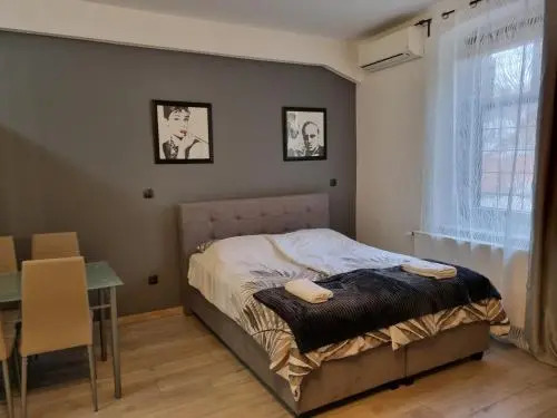 Apartments Top Center
