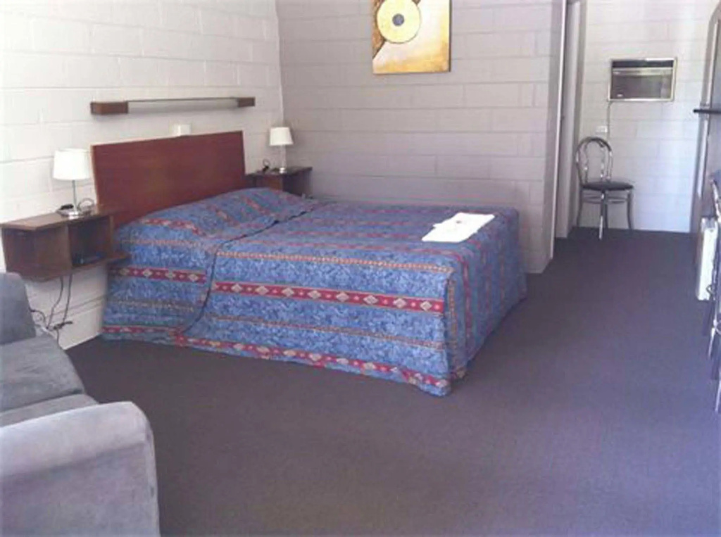 Tartan Motel, Yea