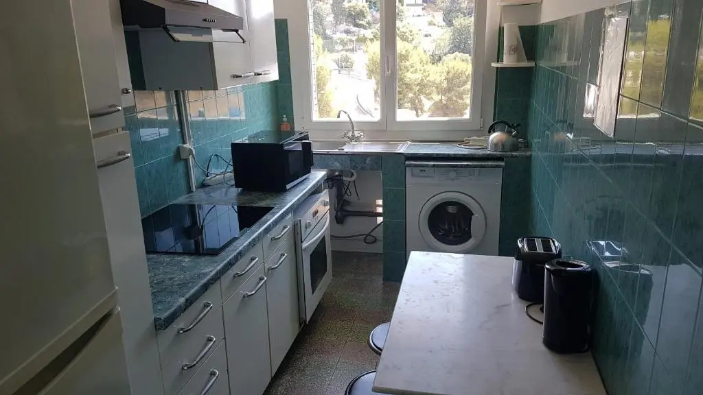 NEW CHEAP PRIVATE ROOM, KITCHEN , OVERWIEUW sea,TRAM on spot, 12 minutes from nice train station with tram , beach in 17 min tram , CHAMBRE PRIVÉE pas cher, cuisine équipée , tram sur place, APERÇU mer, 12 min de la gare de Nice avec le tram, 17 min plage