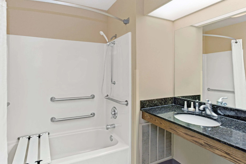 Brentwood Inn & Suites