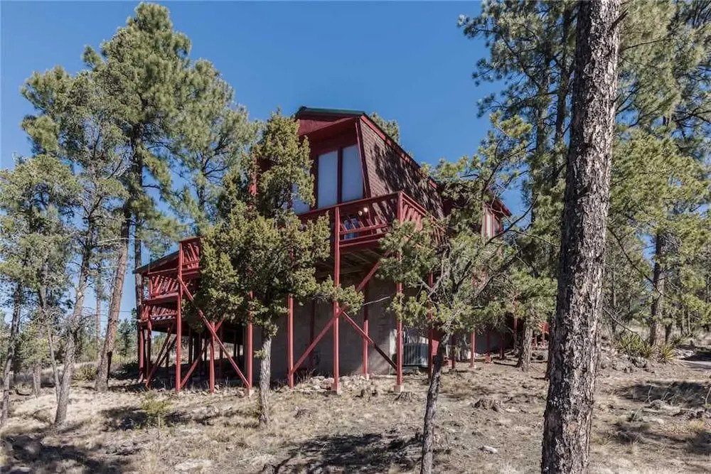 Plaid House - Three Bedroom Cabin