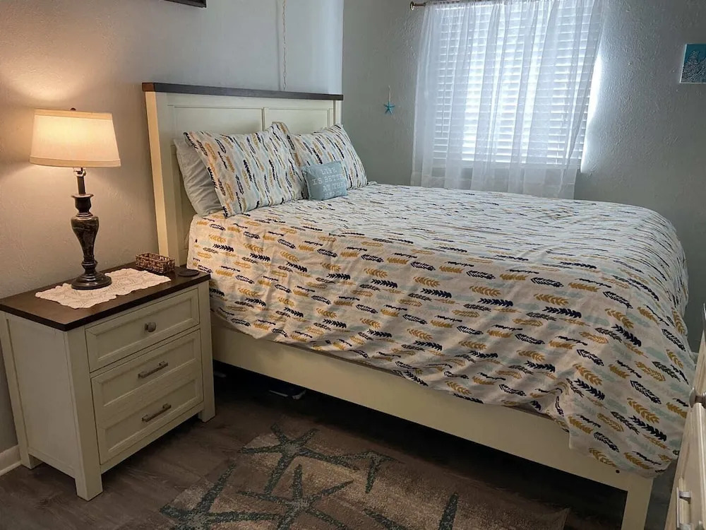 Hibiscus Breeze - Newly Renovated 3 BR Home - Shared Hot Tub