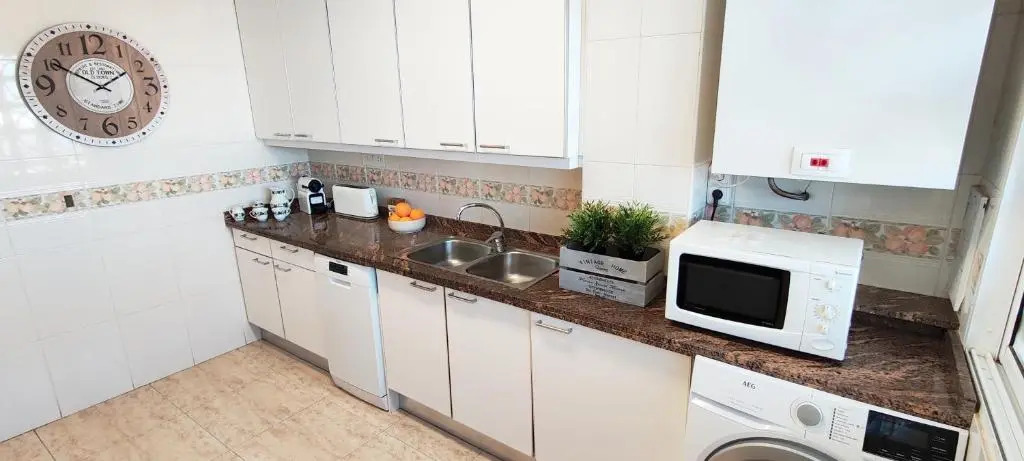 <1 Min Beach, Sea Views, AC, Wifi, Pool, 3xTennis