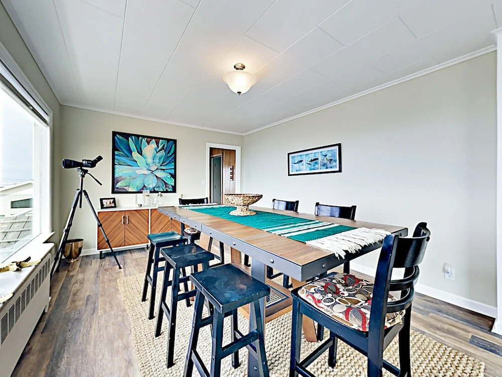 Ocean-View Beach - 6 Br Home