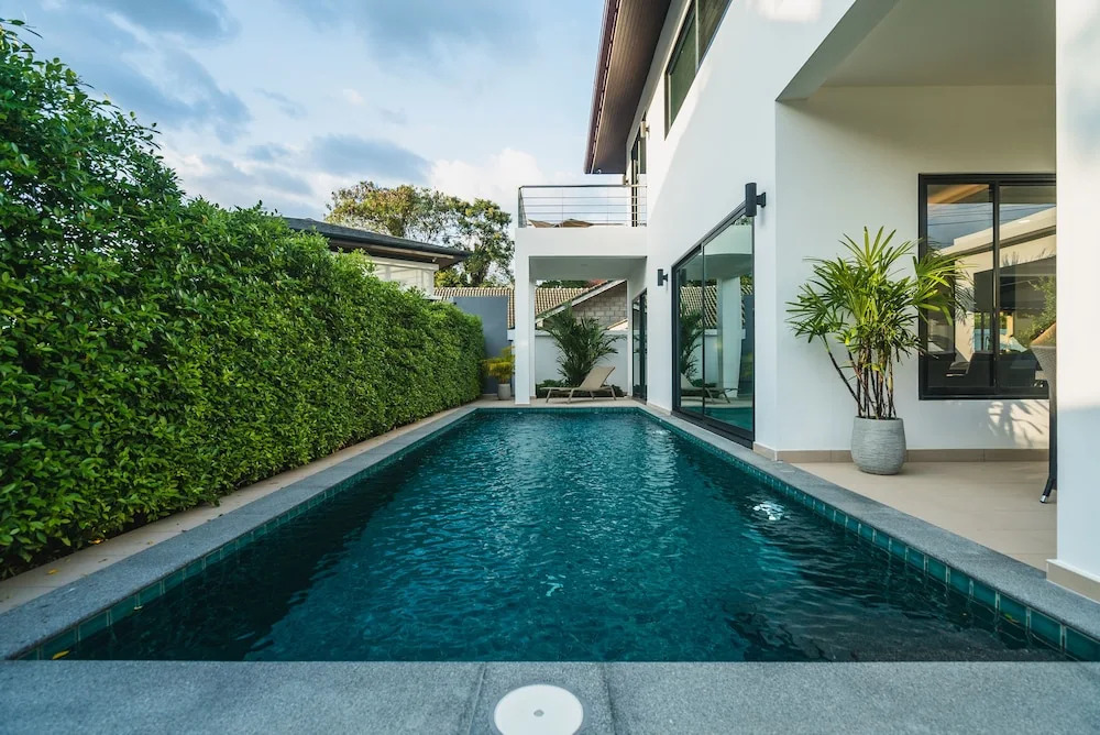 Villa White Pool