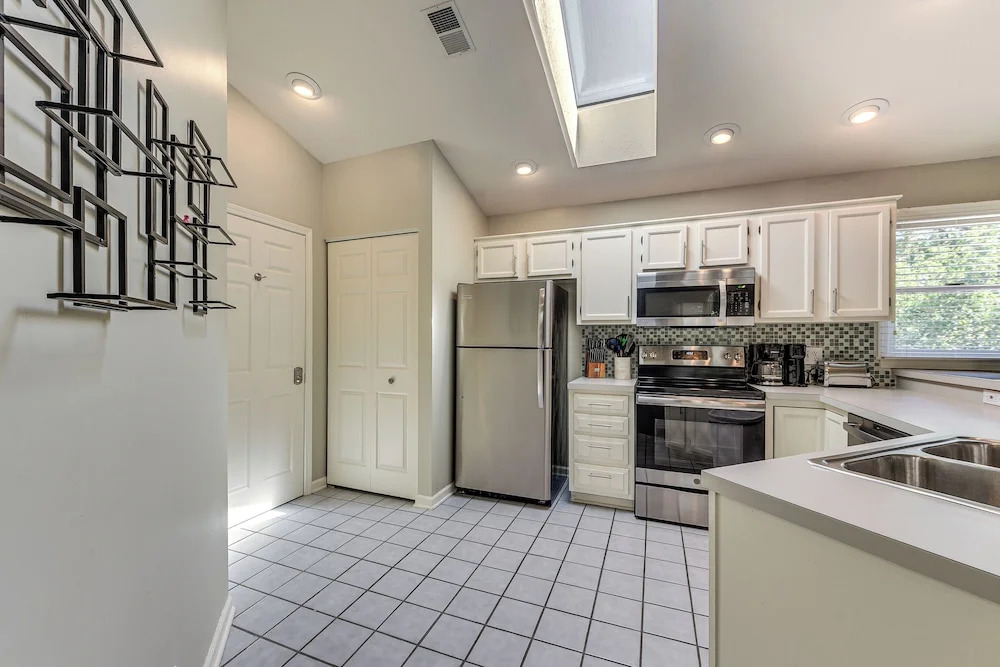 Resort Condo ~ 2 Mi to Sunset Beach Seashore!