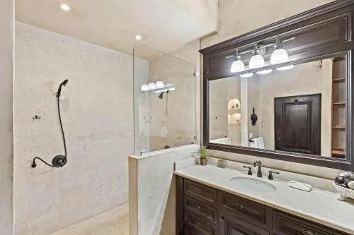 Beachfront Luxury condo with 2 swimming pool