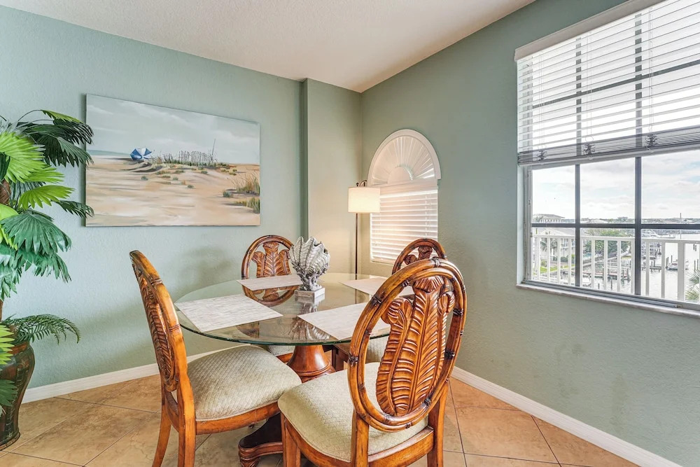 2 Blocks to Clearwater Beach: Walkable Coastal Gem