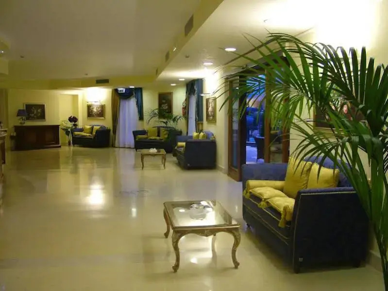 Royals Gate Hotel