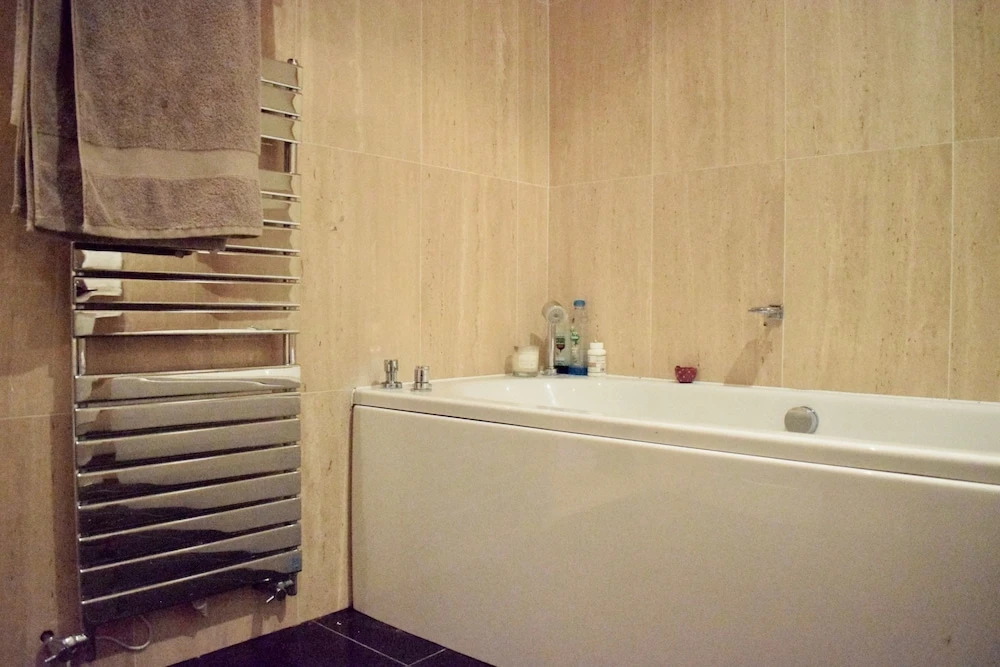 2 Bedroom House in Bow With Garden