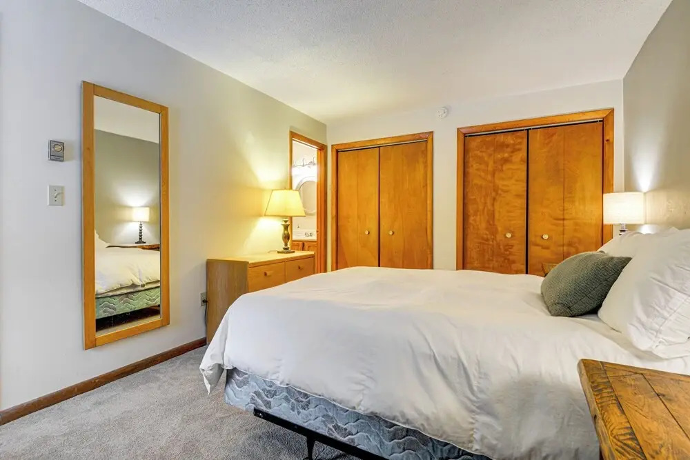 < 1 Mi to Mt Snow: Charming Condo w/ Fireplace