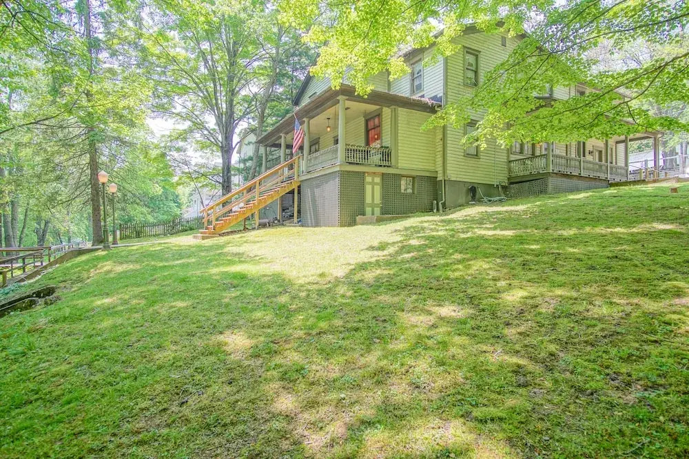 5 Br: Historic Glaab House in Cass, With AC, Amazing Kitchen, Covered Porches, Historical Landmark