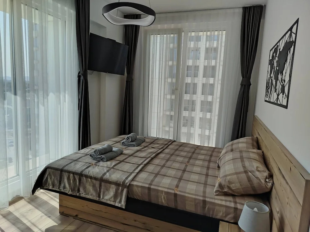 7th Floor Cozy Condo With Parking, Pool, Fitness !