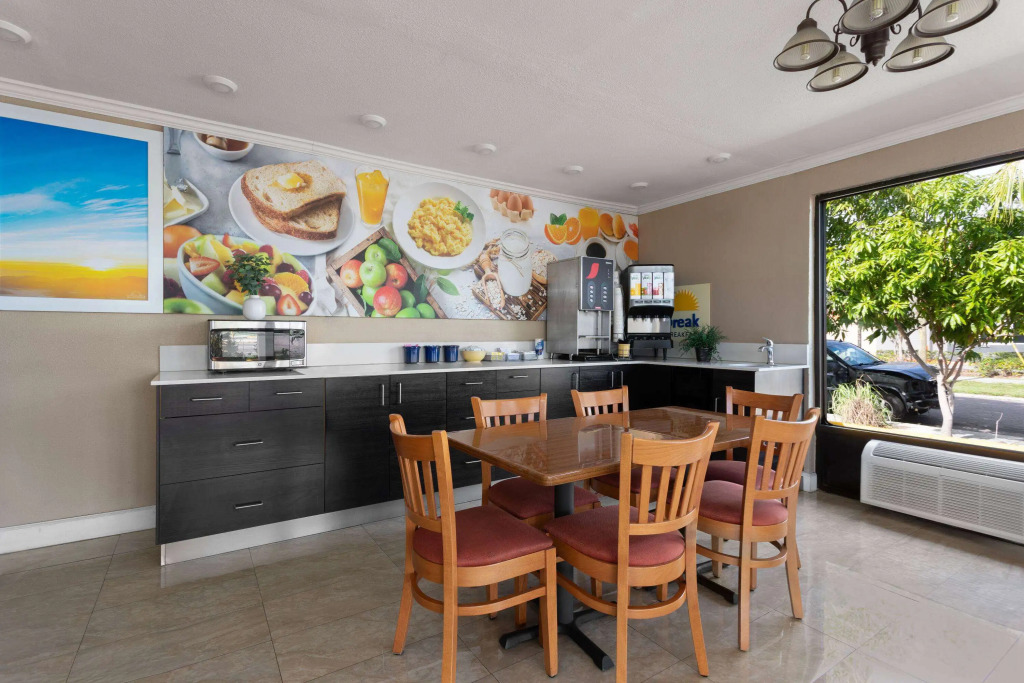 Days Inn by Wyndham St. Petersburg Central