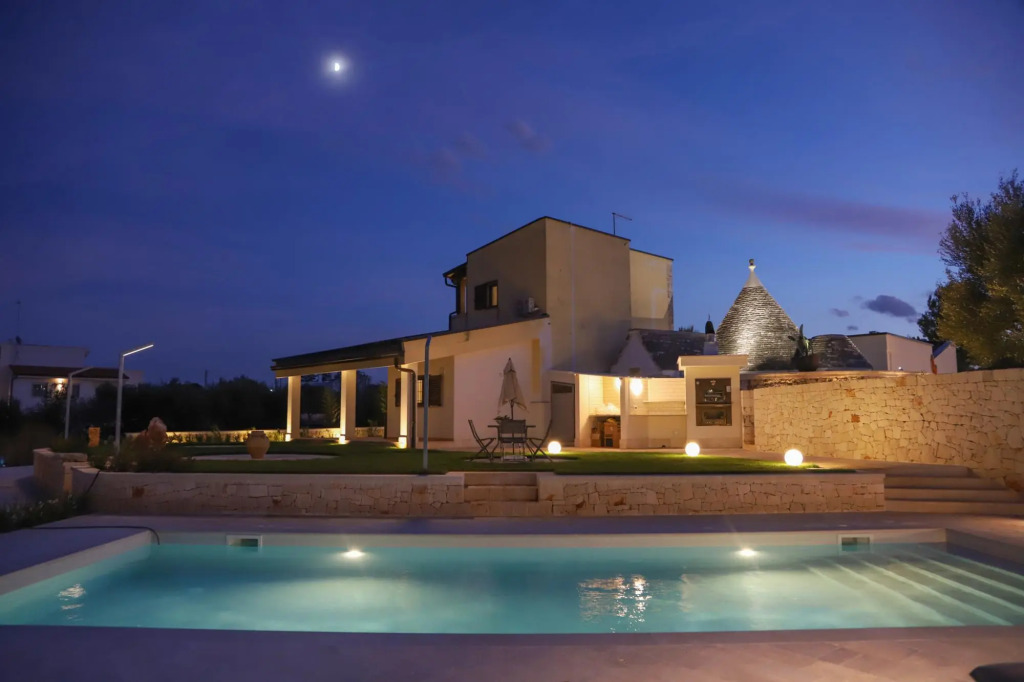 TD Trulli Saveni Trulli with Pool Near the Centre