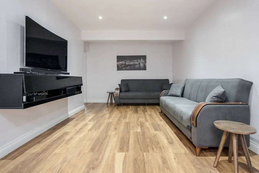 Dagenham Dream House - 4 Bedrooms