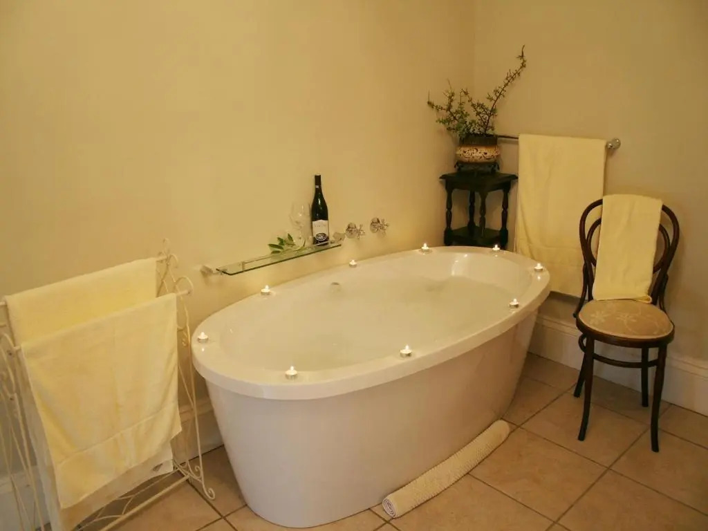 Leeuwenbosch Shearers Lodge - Amakhala Game Reserve