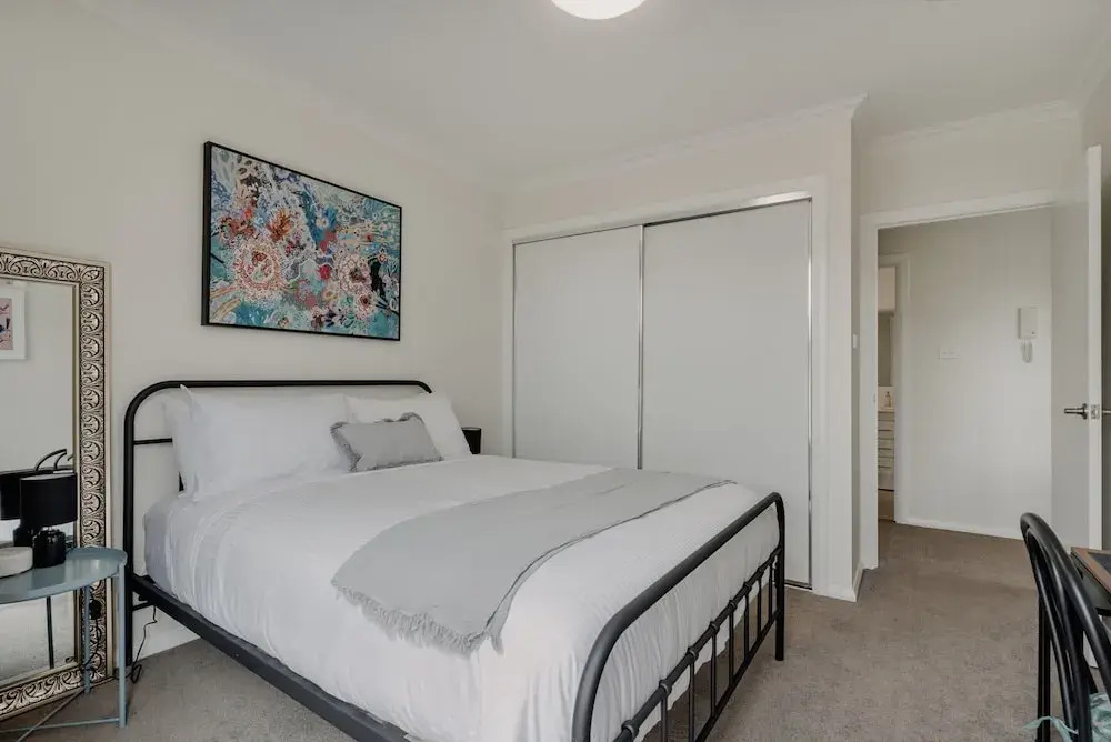 Peaceful 1-bed Apartment Close to Lonsdale St