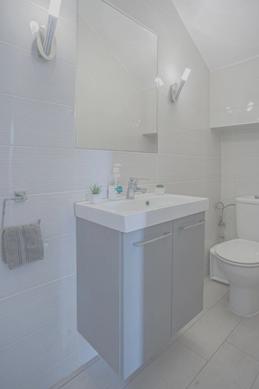 Beautiful 3-bed House With Communal Pool