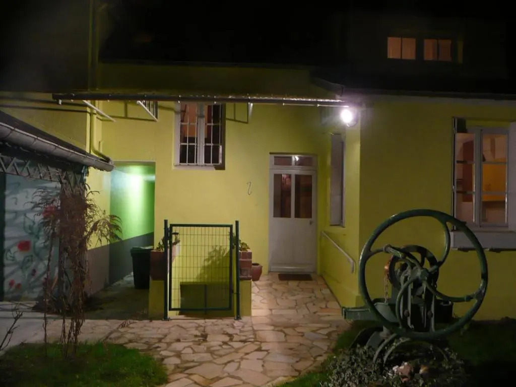 Gîte Dompierre-sur-Besbre, 5 pièces, 8 personnes - FR-1-489-109