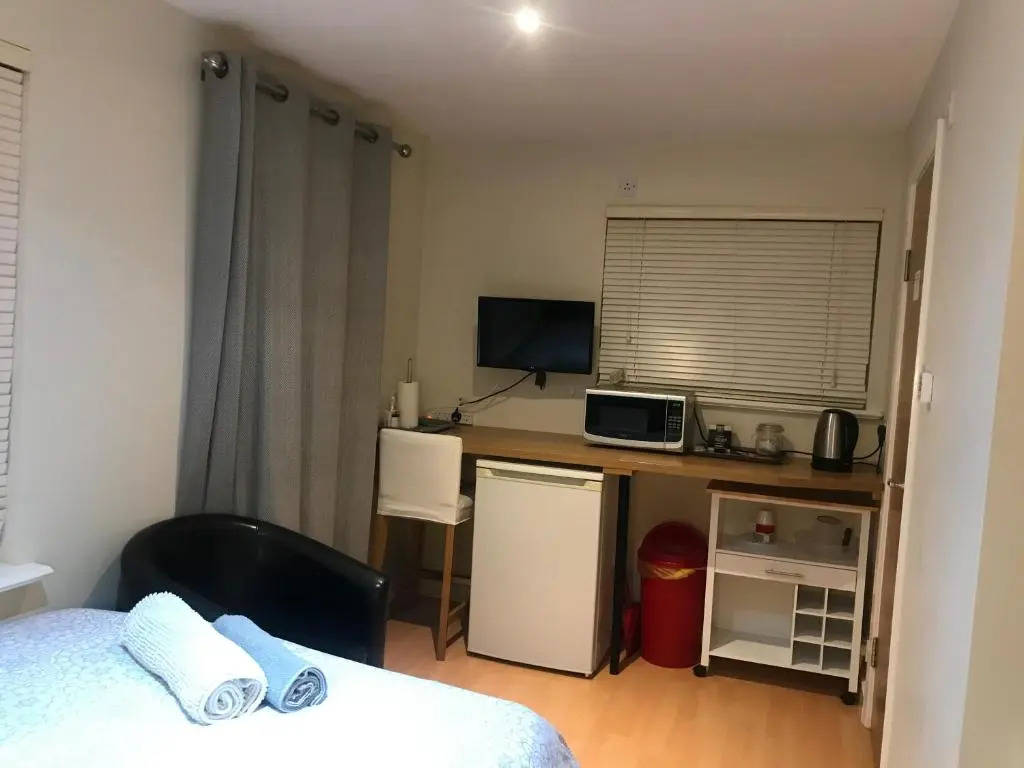 Studio-2 Staines,Heathrow, London-own entrance