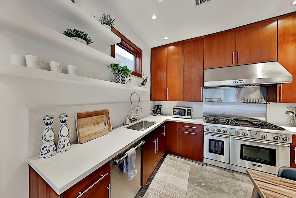 Modern Architectural - Just A Short Walk To Beach 3 Bedroom Home