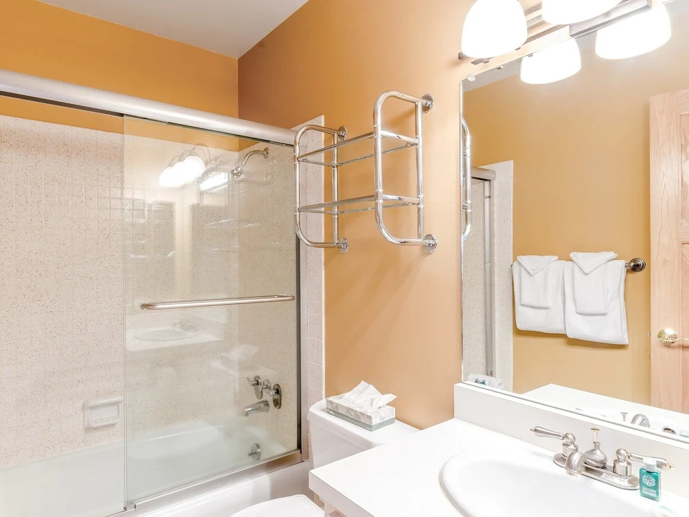 Bright & Cozy Mountainside -pool & Hot Tub 2 Bedroom Condo