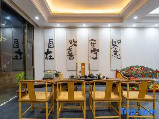 Banshan Courtyard · Looking Up at the Stars · Holiday Hotel