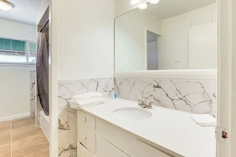 1 Mi to The Galleria: Houston Townhome w/ Patio!