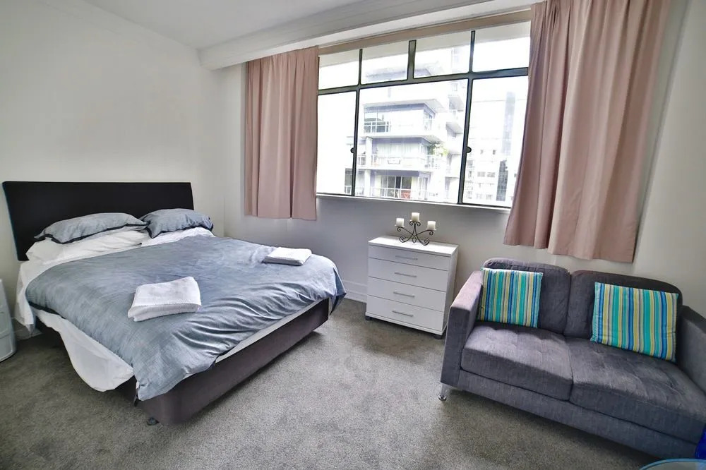 Cosy City Apartment with Pool