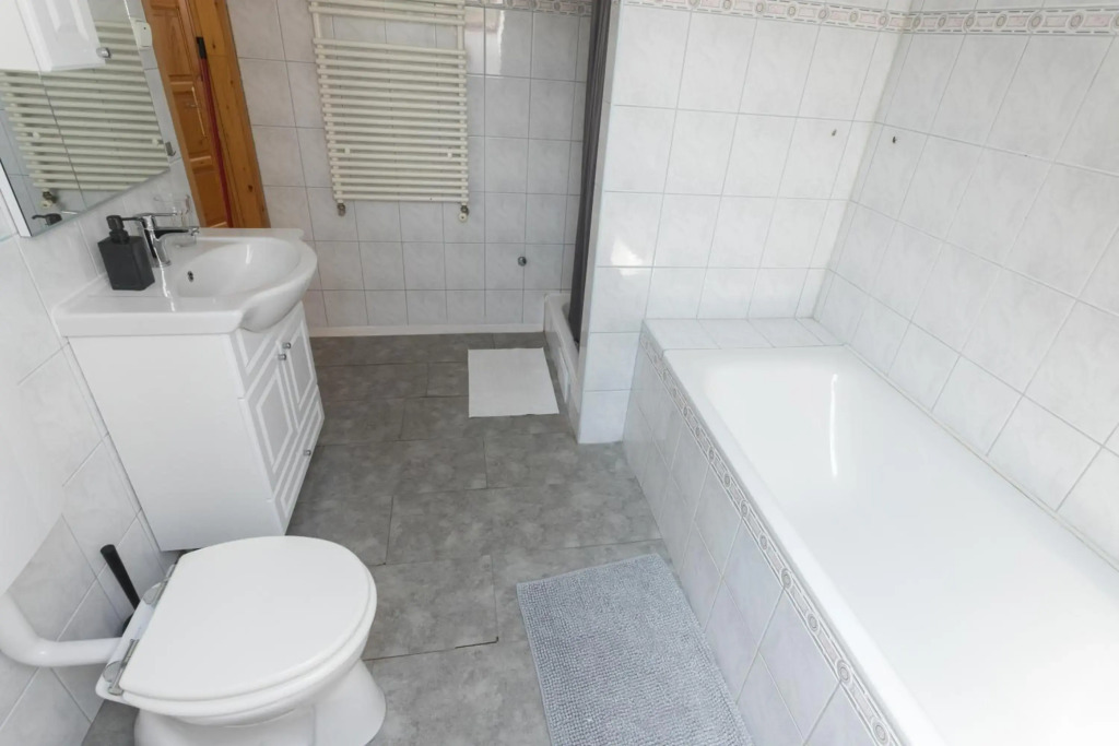 Hi-Bp Garden city Batsanyi Apartment 3 Rooms, Apartment upstairs close the city train