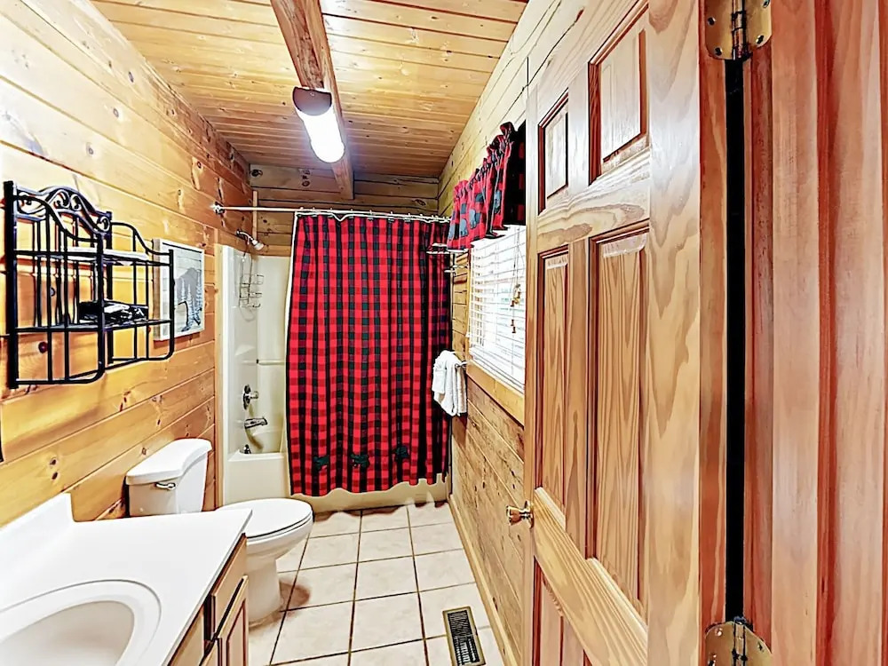Updated Parkway Retreat W/ Hot Tub & Game Room 3 Bedroom Cabin