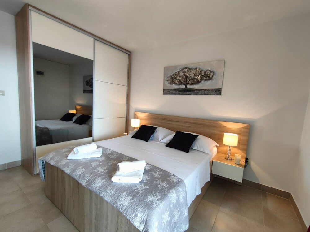A1 Beachfront apt With big Terrace and sea View