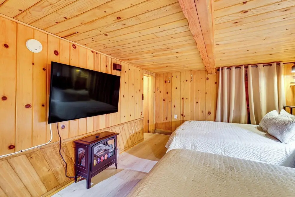 Peaceful Wooden Cabin, 2 Mi to Bass Lake!