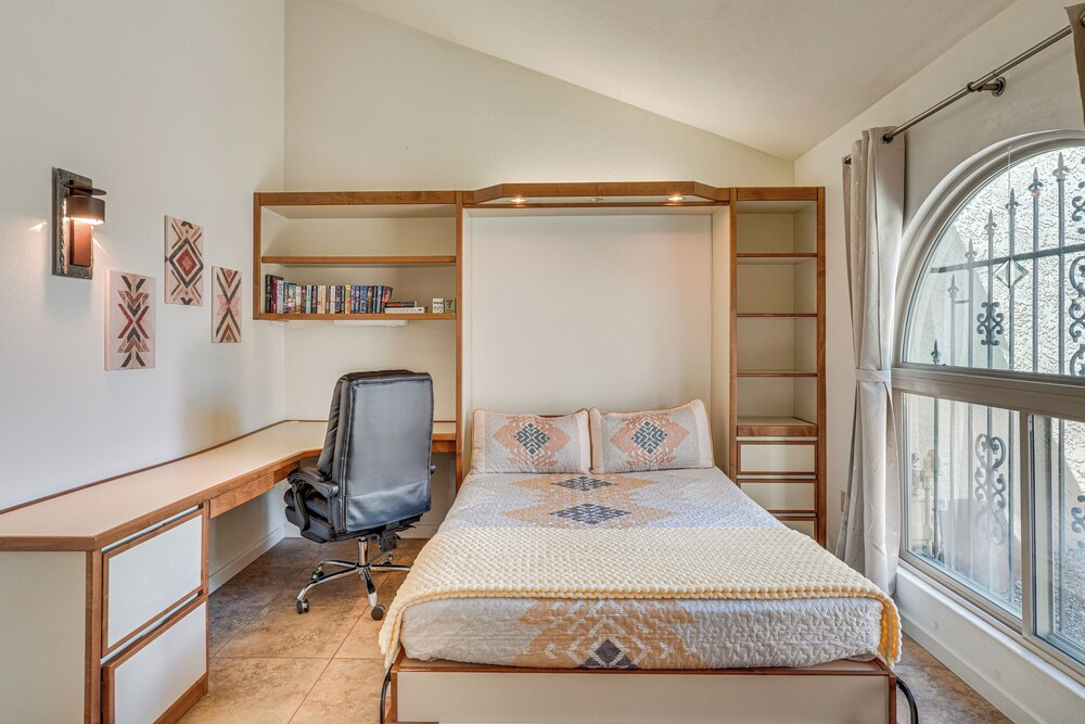 Quiet Townhome w/ Mountain Views in Green Valley