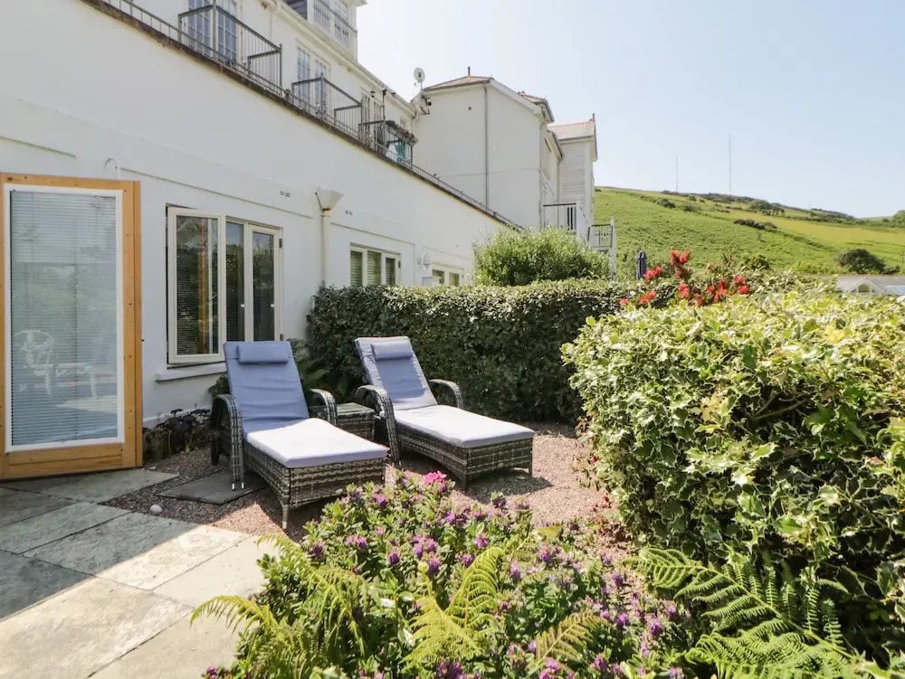 2 Garden Apartment