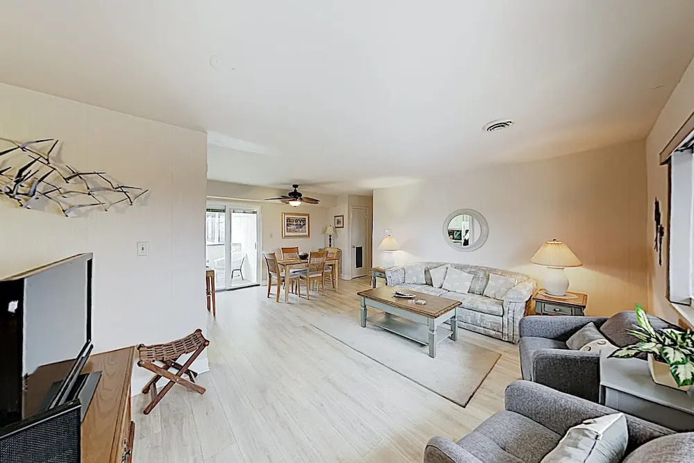 New Listing! Cozy Canal-side , Walk To Beach 2 Bedroom Condo