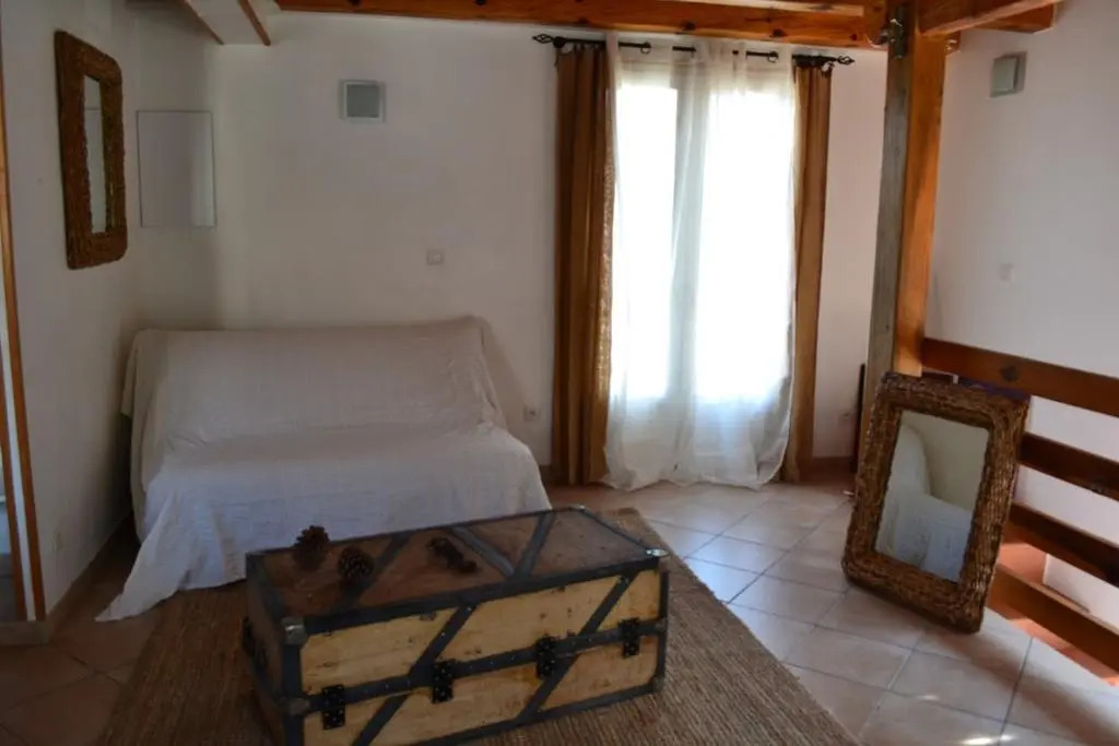 A MANDRIA, appartements avec cuisine 30m2, patio, vue Montagnes et citadelle, 5 minutes à pied du centre ville et des rivières