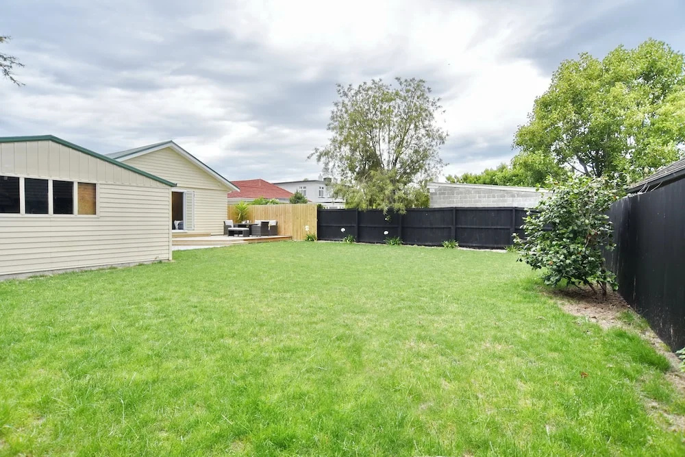 Room to spread out - fenced lawn, pets welcome - Weston Villa