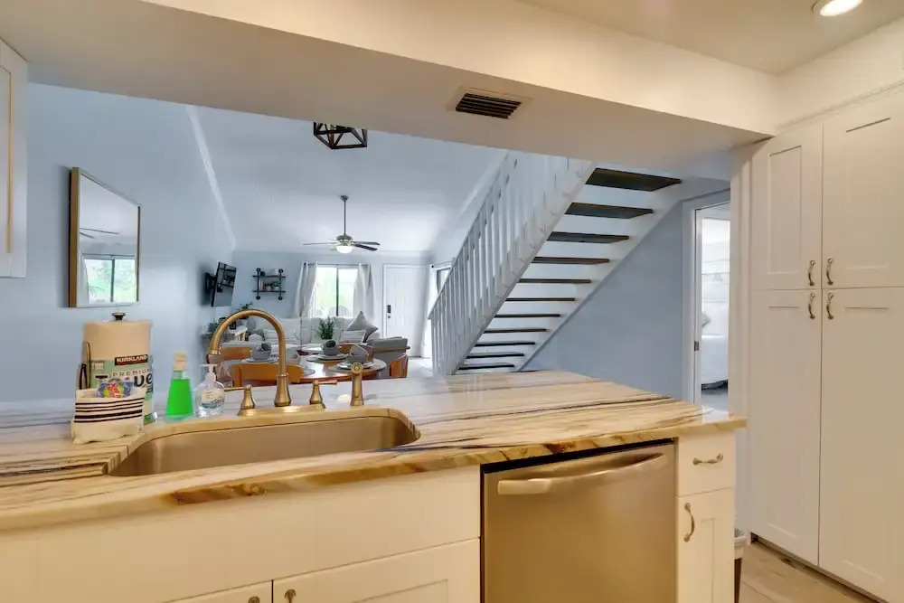 7 Mi to River District & Beach: Fort Myers Retreat