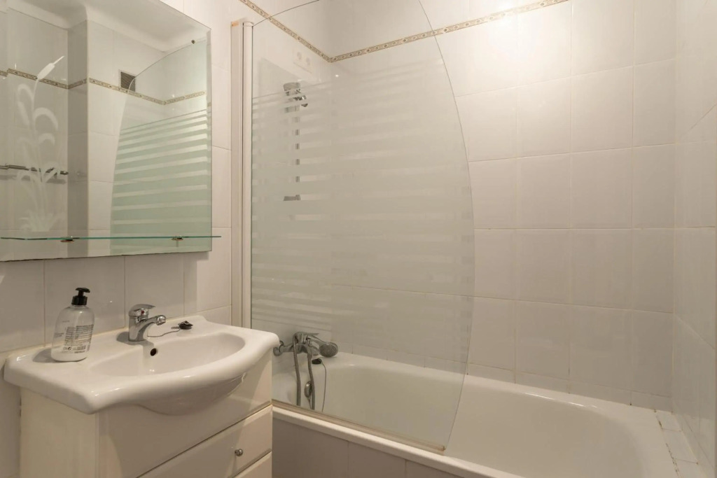 Bright and Spacious 2 Bed Apt