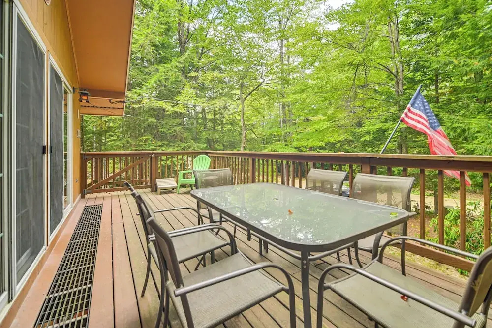 Walk to Water: Outdoor Gem w/ Bunkhouse in Madison