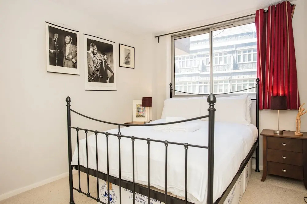 2 Bedroom Central London Apartment With Balcony