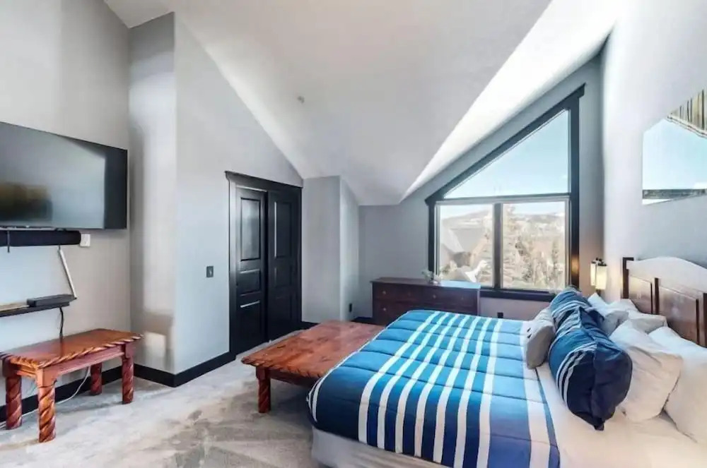 3 Bedroom Ski In, Ski Out Townhome at Snowflake Lift