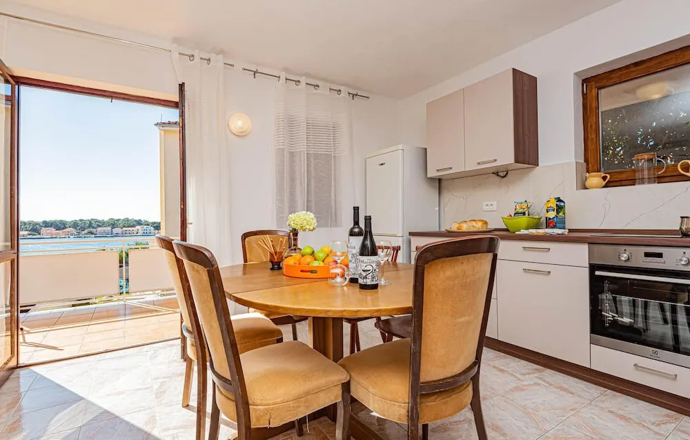 Nice Apartment in Brodarica With 3 Bedrooms and Wifi