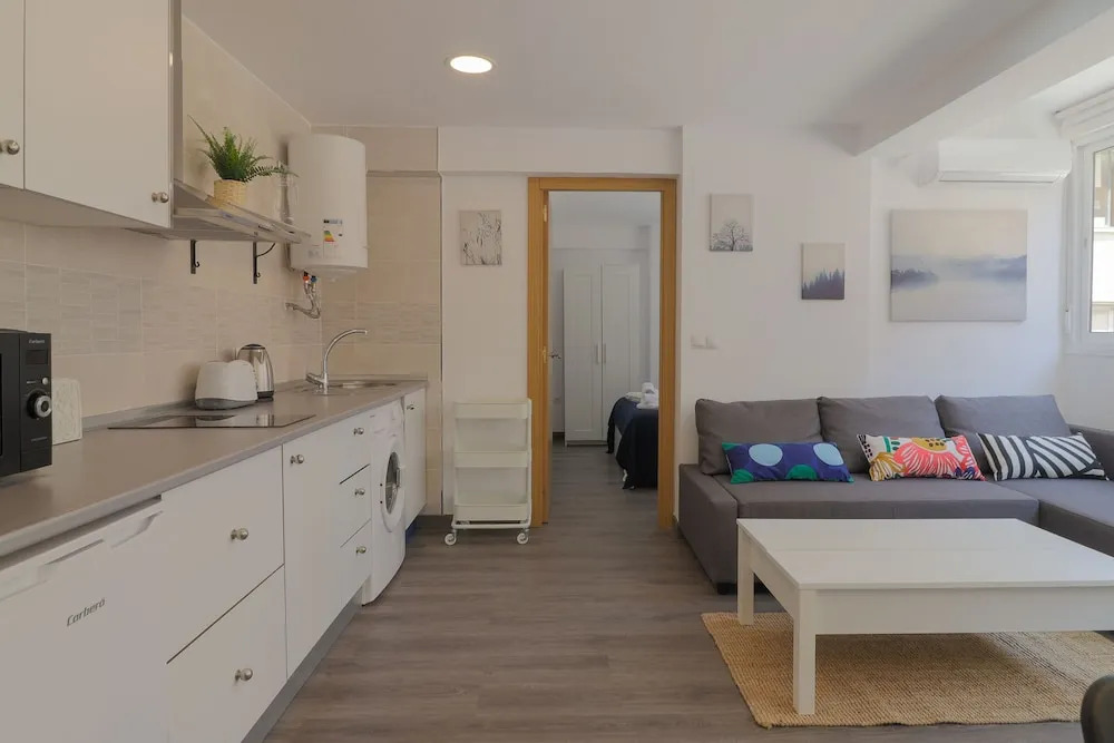 Bright Málaga Beach and Downtown Apartment